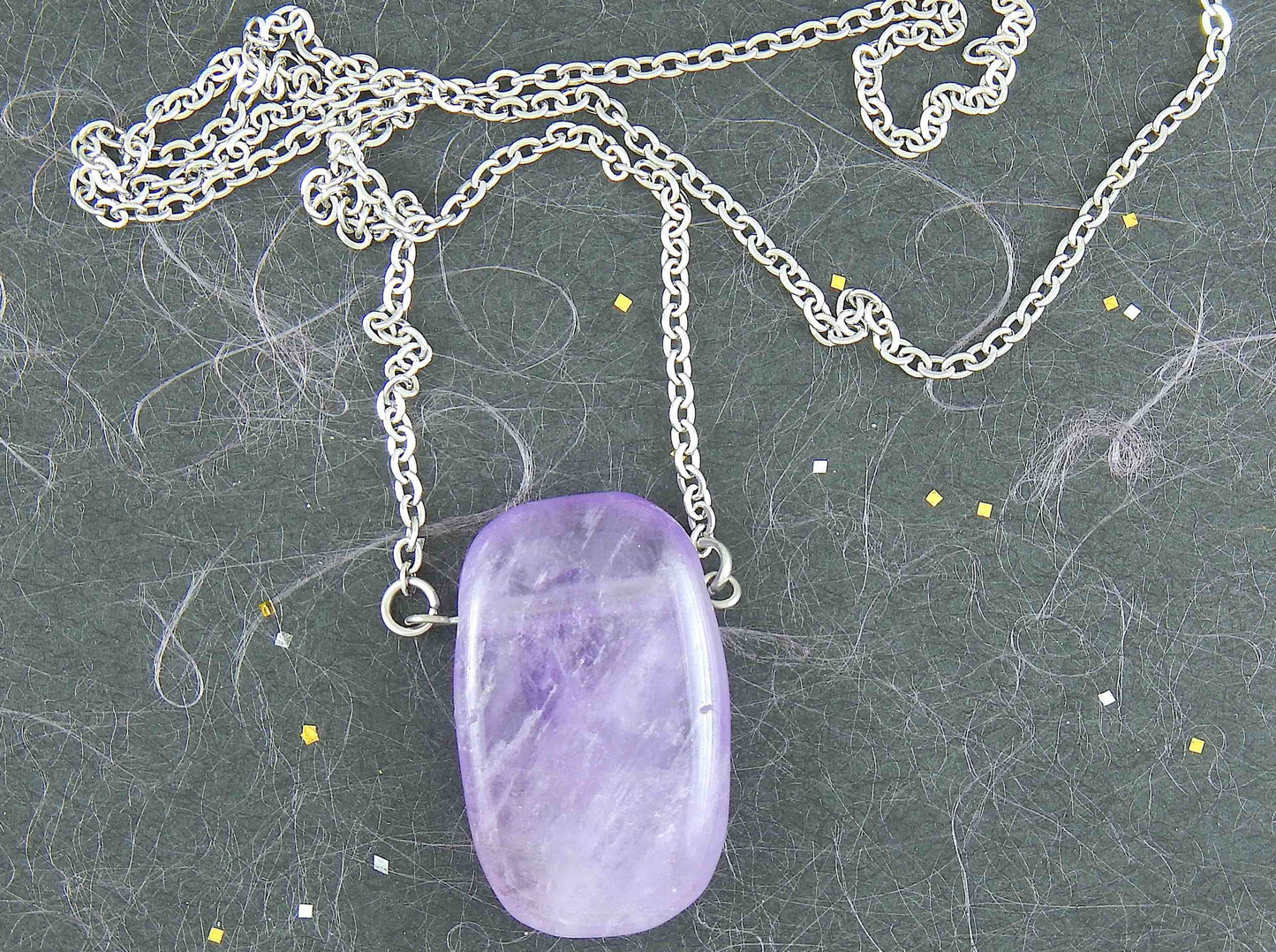 Collier 26 po à pendentif rectangle arrondi de pierre améthyste violet clair fumé, chaîne acier inoxydable