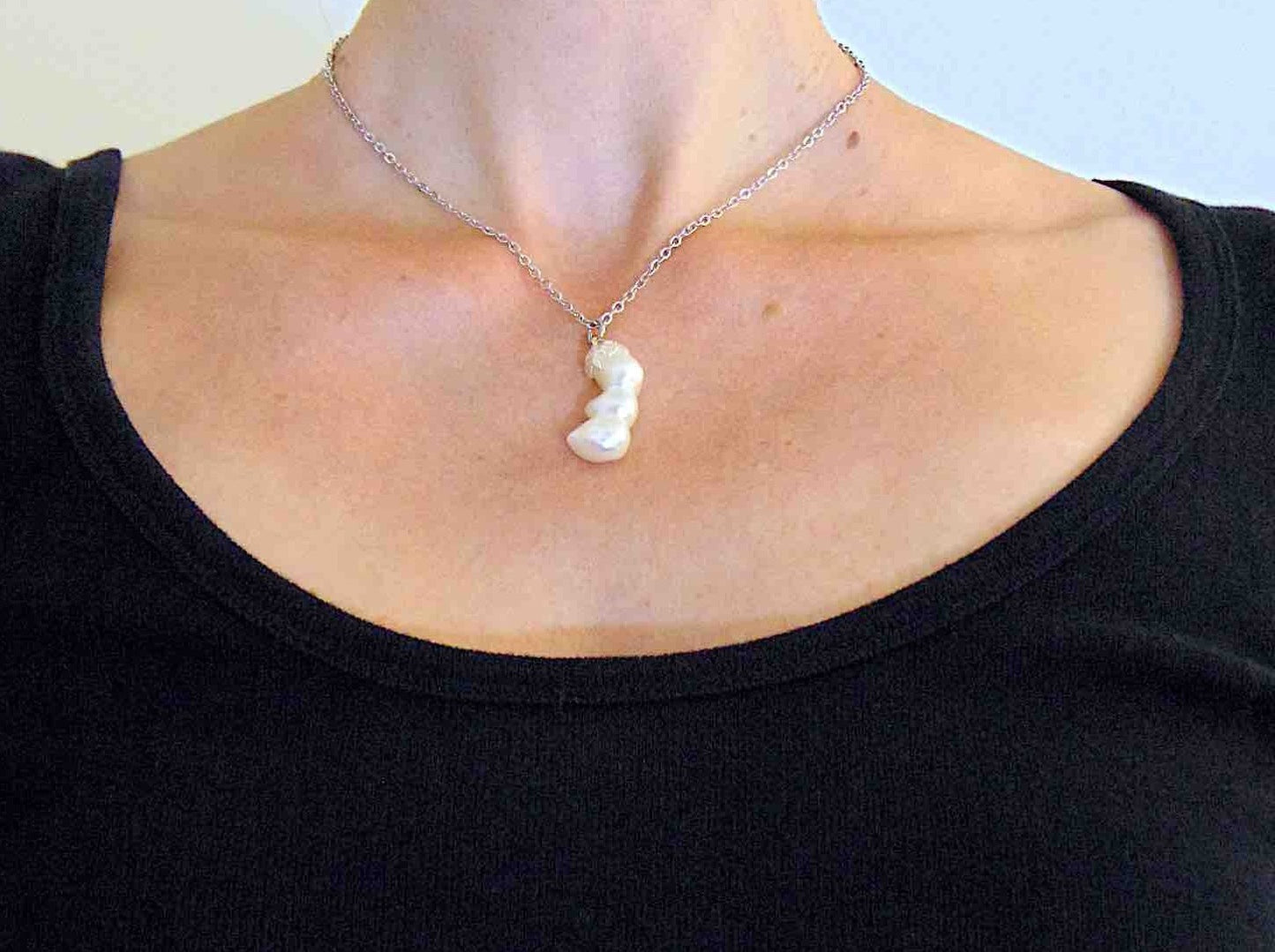 Collier 16 po à pendentif colonne de 3 perles d'eau douce blanches naturelles fusionnées, chaîne acier inoxydable