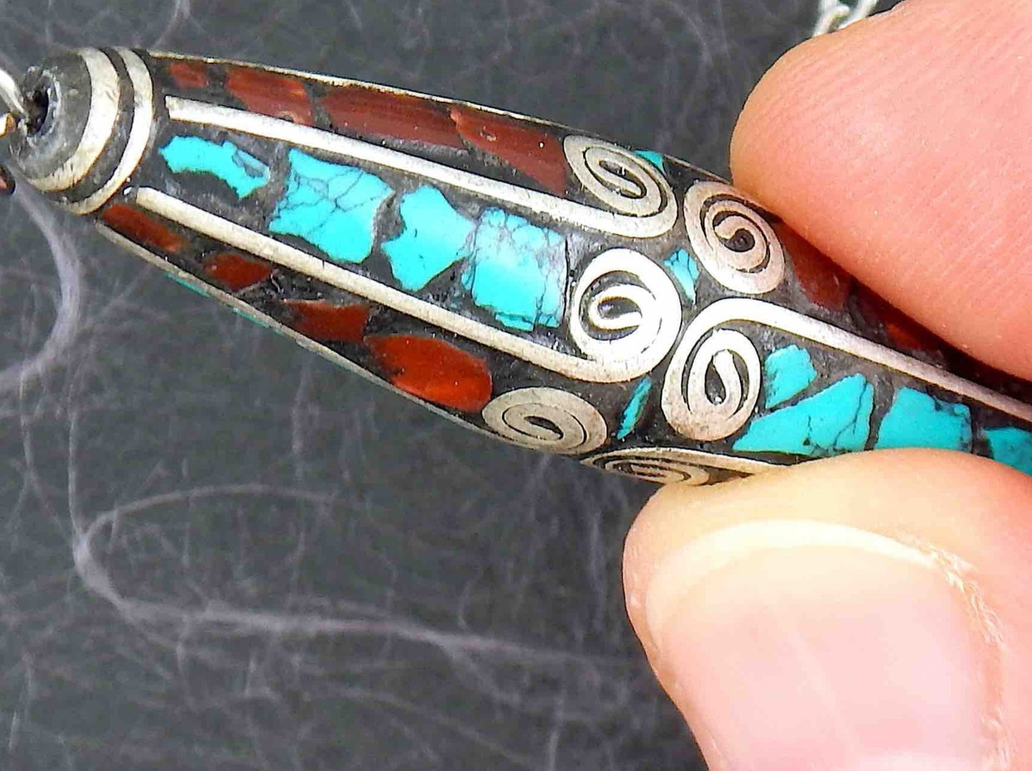 Collier 24 po cylindre tibétain en étain, insertions de turquoise et de corail, billes de verre assorties, chaîne acier inoxydable