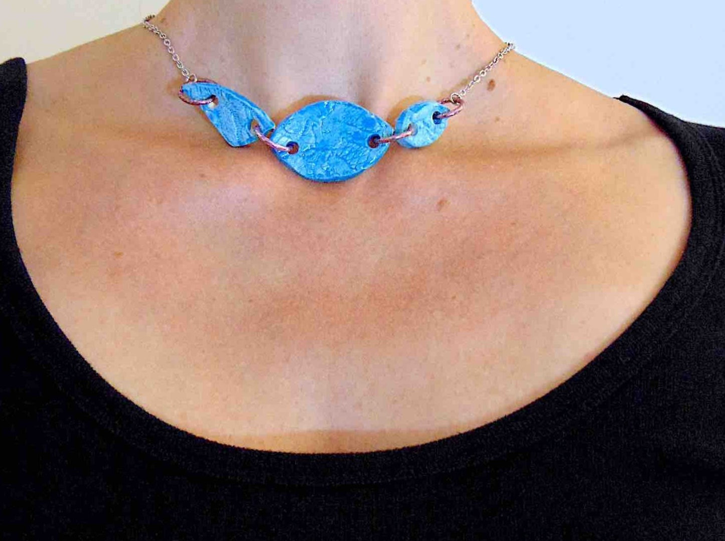 15-inch necklace with 3 turquoise ceramic pieces handmade in Montreal, lace pattern, stainless steel chain