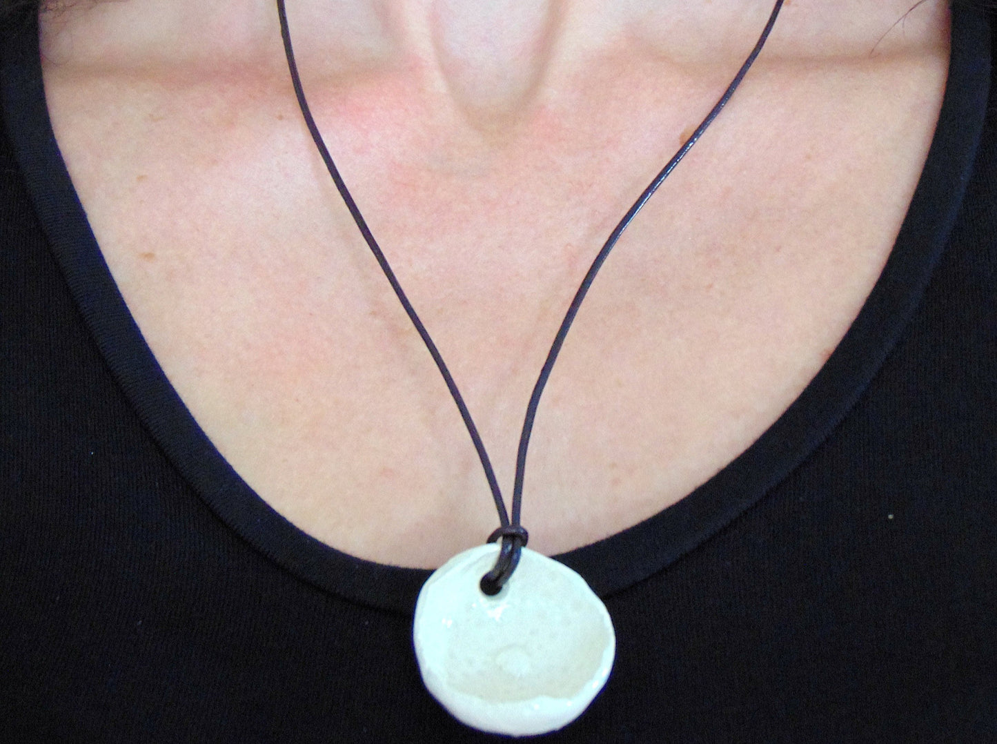 Collier 24 po avec pendentif demi-oursin de faïence blanc crème fait à la main à Montréal, cordon de cuir noir, fermoir acier inoxydable