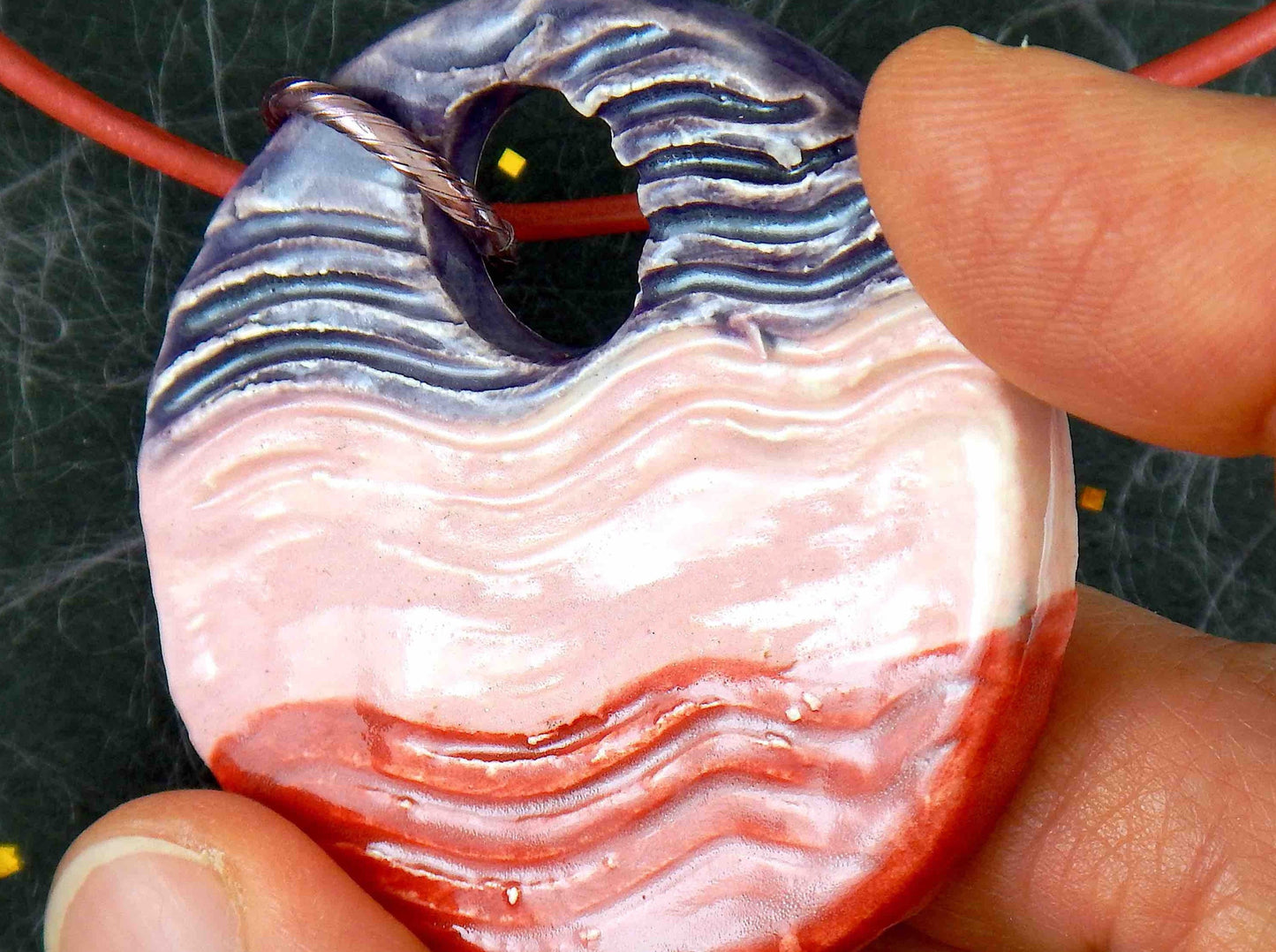Collier 16 po à grand pendentif de faïence rond vagué violet-rose-rouge fait à la main à Montréal, cordon de cuir rouge, anneau aluminium, fermoir acier inoxydable