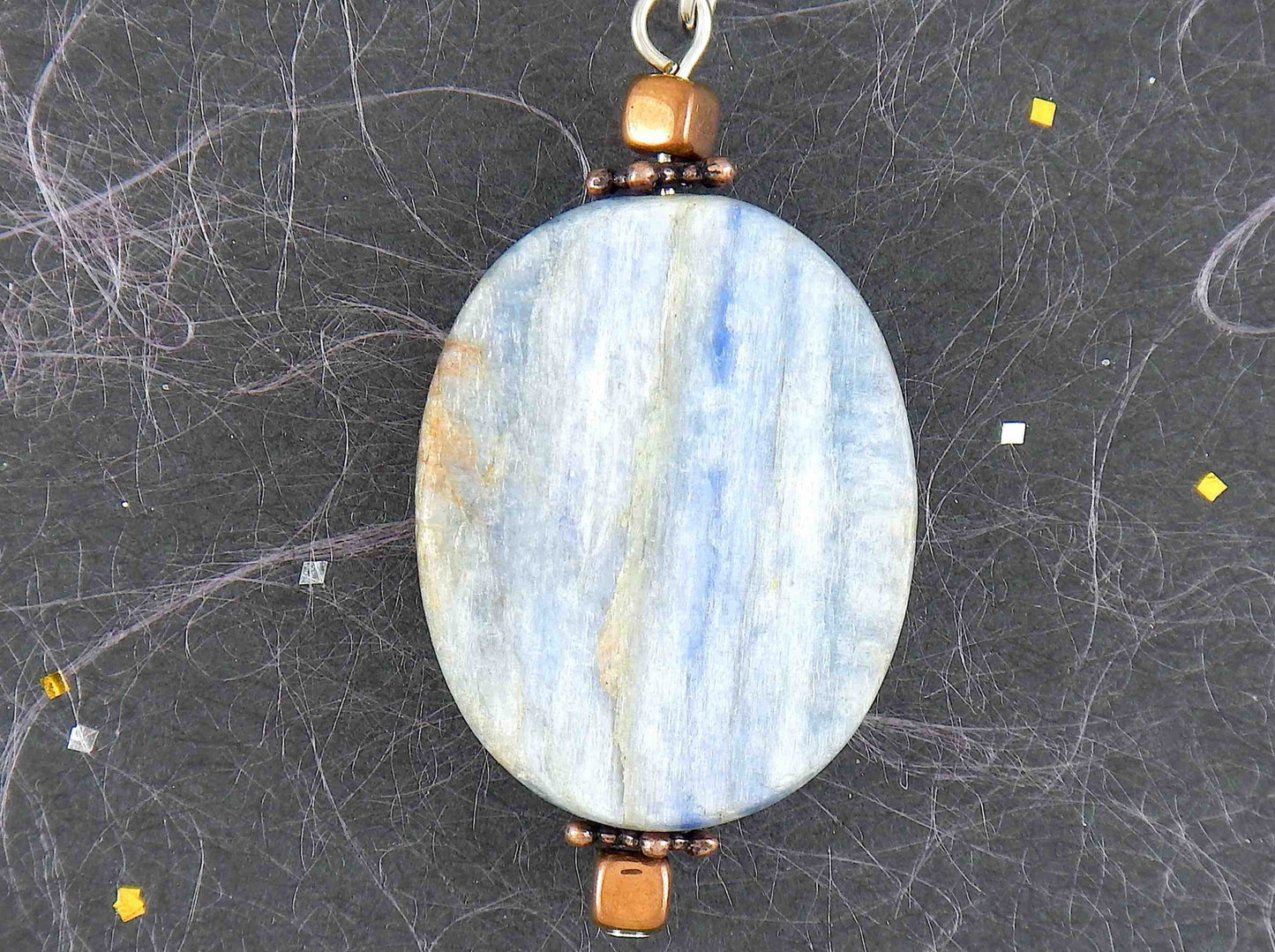 Collier 30 po à pendentif de pierre kyanite ovale massif dans les tons de bleu-argent-bronze, chaîne acier inoxydable