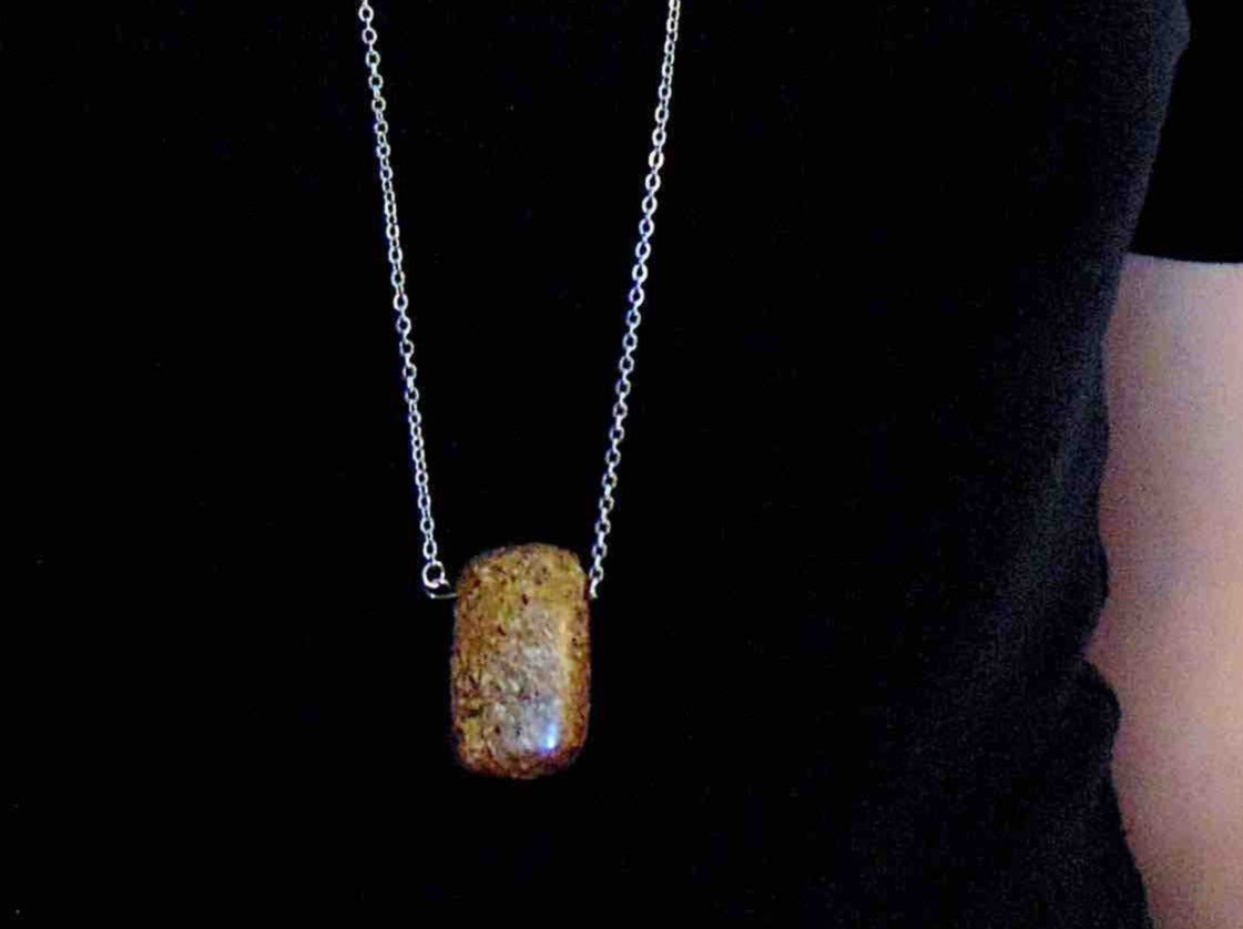Collier 33 po à pendentif rectangle arrondi de bronzite iridescente, chaîne acier inoxydable