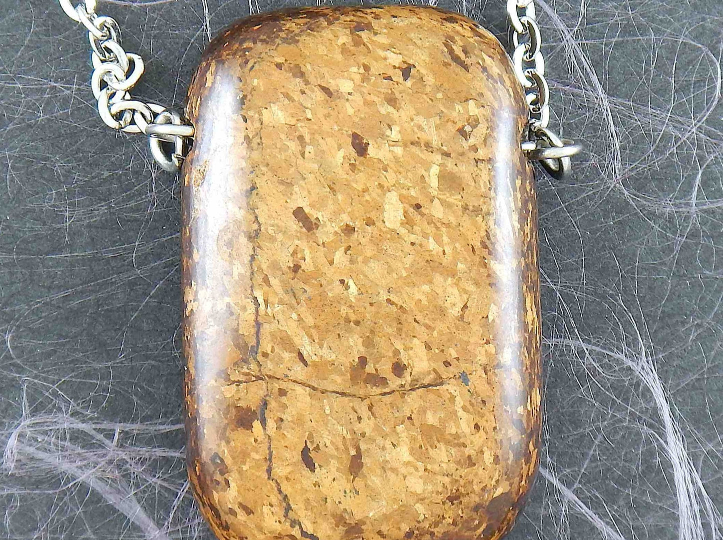 Collier 33 po à pendentif rectangle arrondi de bronzite iridescente, chaîne acier inoxydable