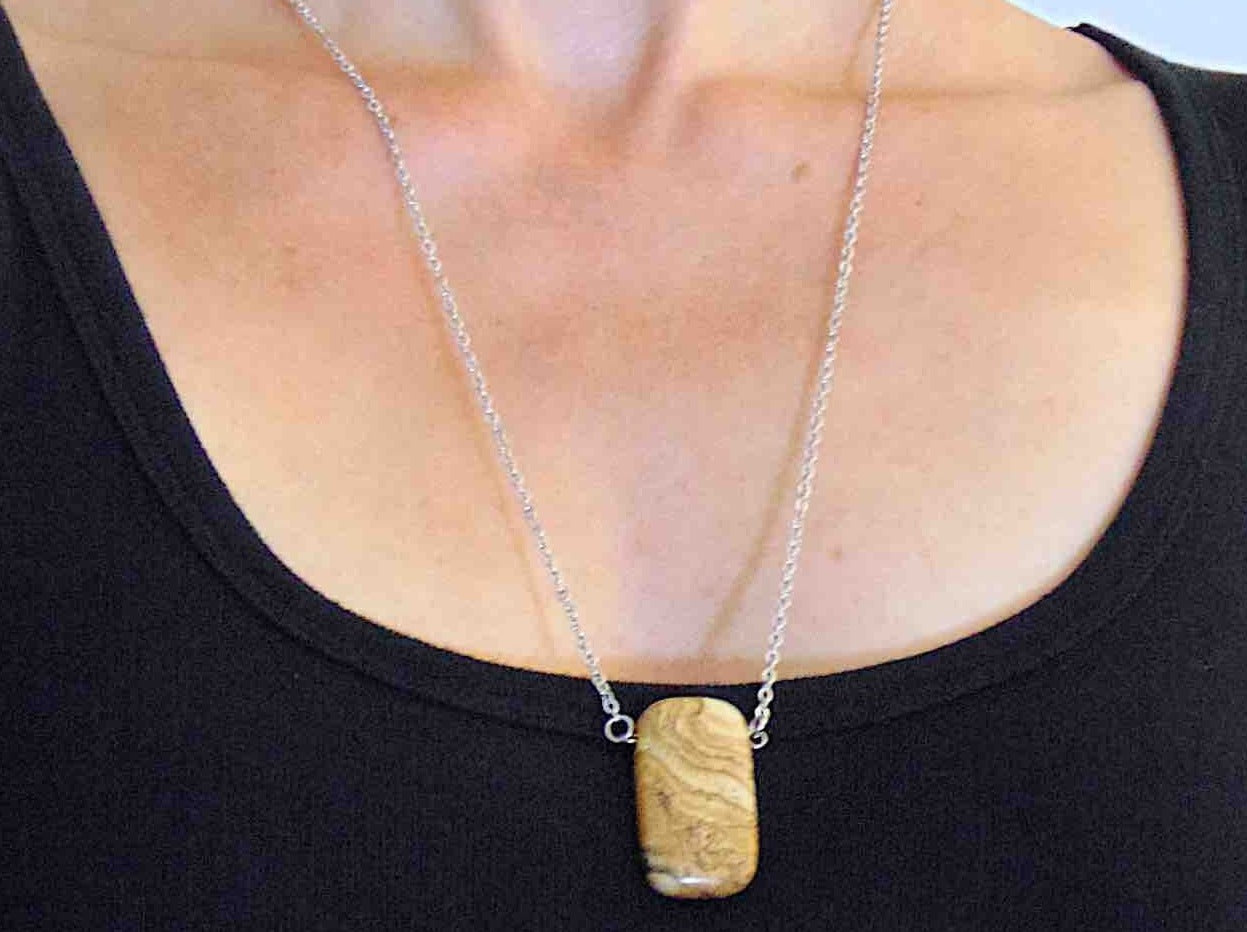 Collier 26 po à pendentif rectangle arrondi de pierre jaspe paysage caramel clair, chaîne acier inoxydable