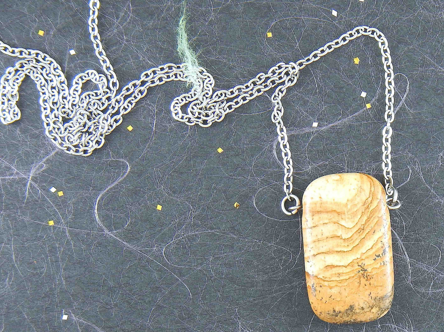 Collier 26 po à pendentif rectangle arrondi de pierre jaspe paysage caramel clair, chaîne acier inoxydable