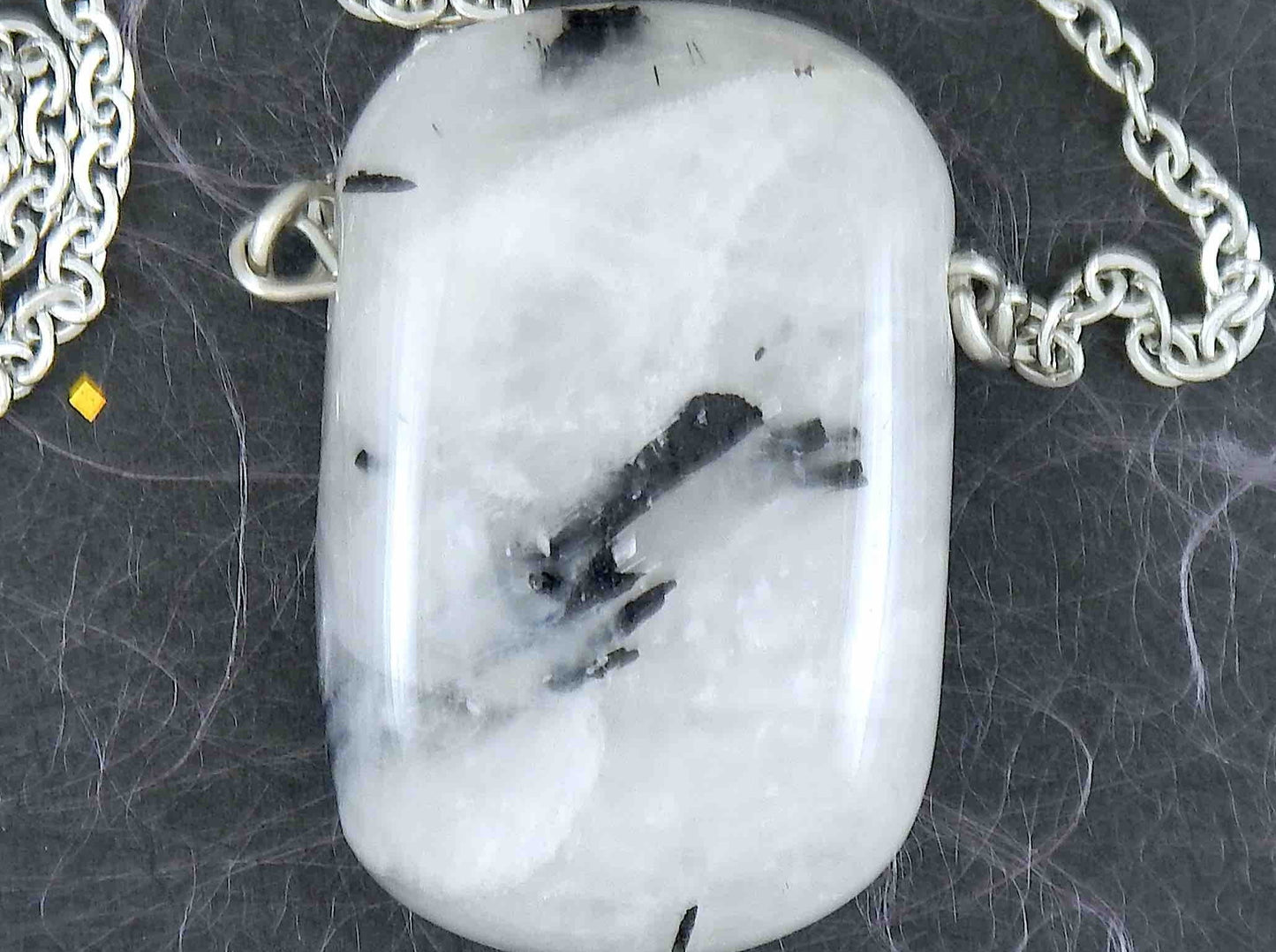 Collier 26 po à pendentif rectangle arrondi de quartz tourmaliné noir & blanc (une association rare), chaîne acier inoxydable