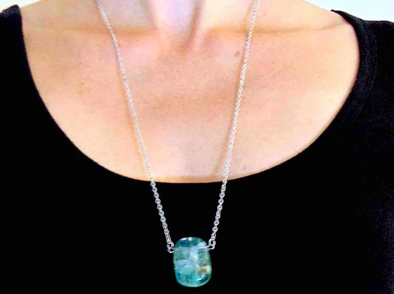 Collier 26 po à pendentif rectangle arrondi de pierre fluorite vert clair translucide, chaîne acier inoxydable