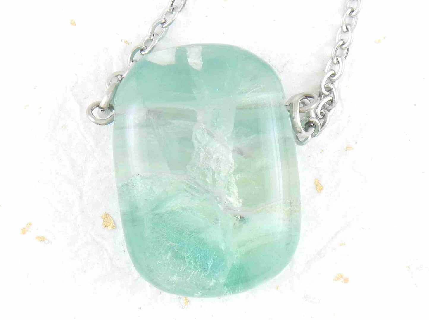 Collier 26 po à pendentif rectangle arrondi de pierre fluorite vert clair translucide, chaîne acier inoxydable