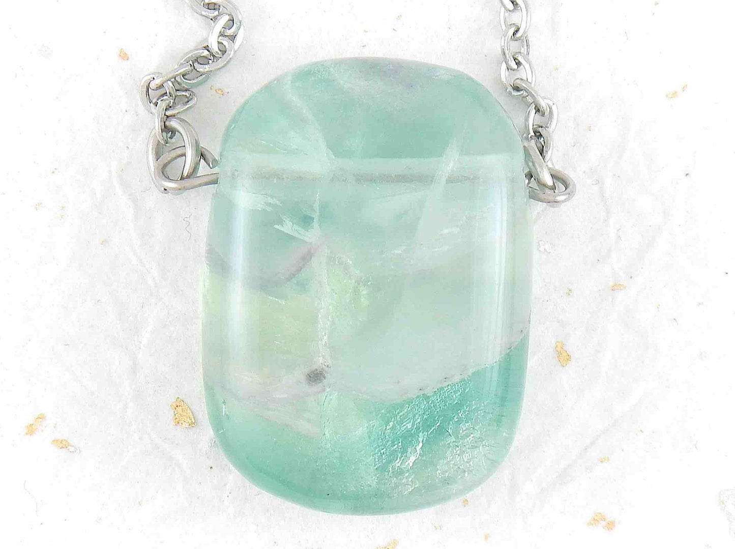 Collier 26 po à pendentif rectangle arrondi de pierre fluorite vert clair translucide, chaîne acier inoxydable