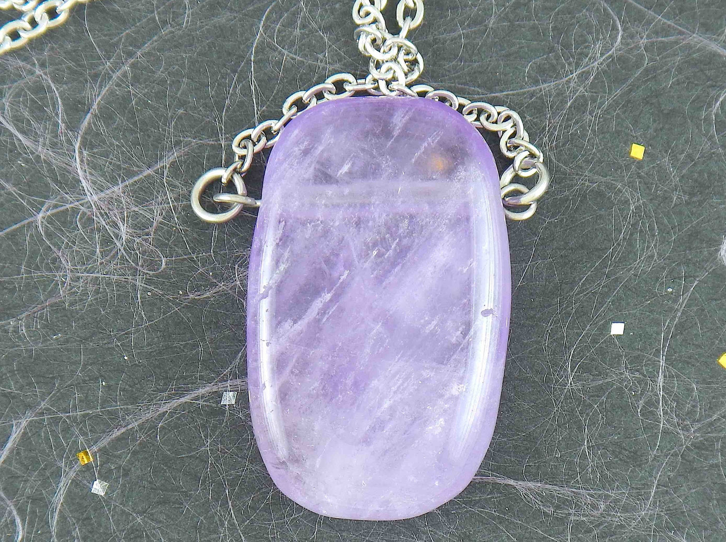 Collier 26 po à pendentif rectangle arrondi de pierre améthyste violet clair fumé, chaîne acier inoxydable