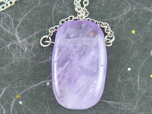 Collier 26 po à pendentif rectangle arrondi de pierre améthyste violet clair fumé, chaîne acier inoxydable