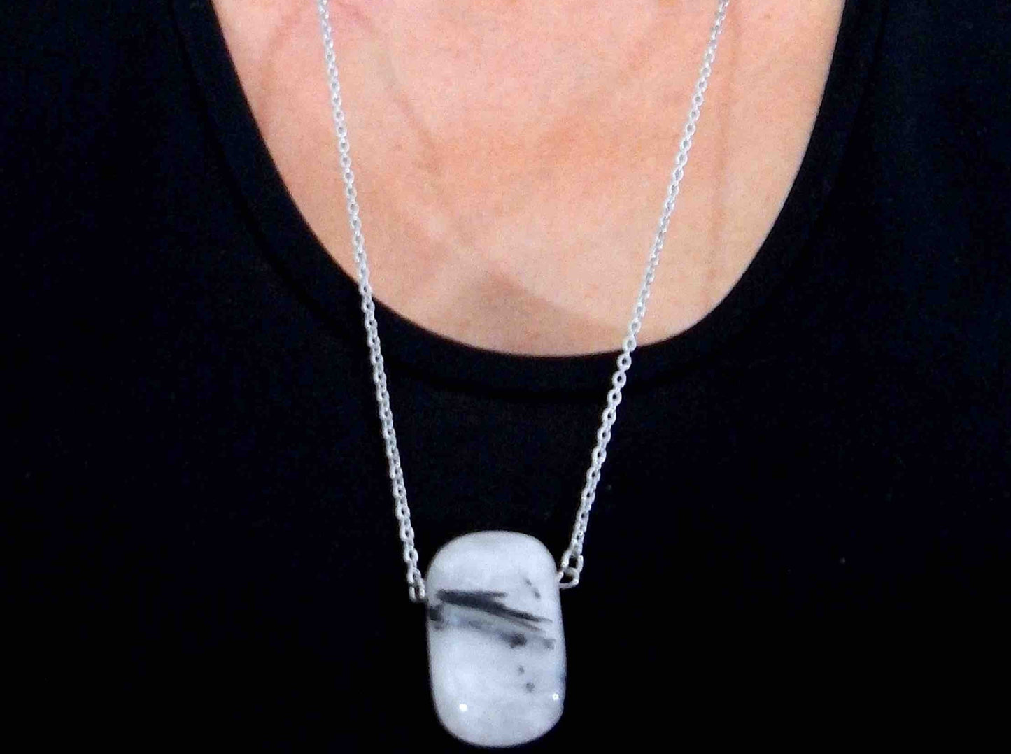 Collier 26 po à pendentif rectangle arrondi de quartz tourmaliné noir & blanc (une association rare), chaîne acier inoxydable