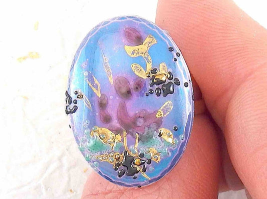 Finger ring with hand-painted blue-pink-gold-black oval vintage glass cabochon, abstract flower pattern, gold-toned stainless steel adjustable base
