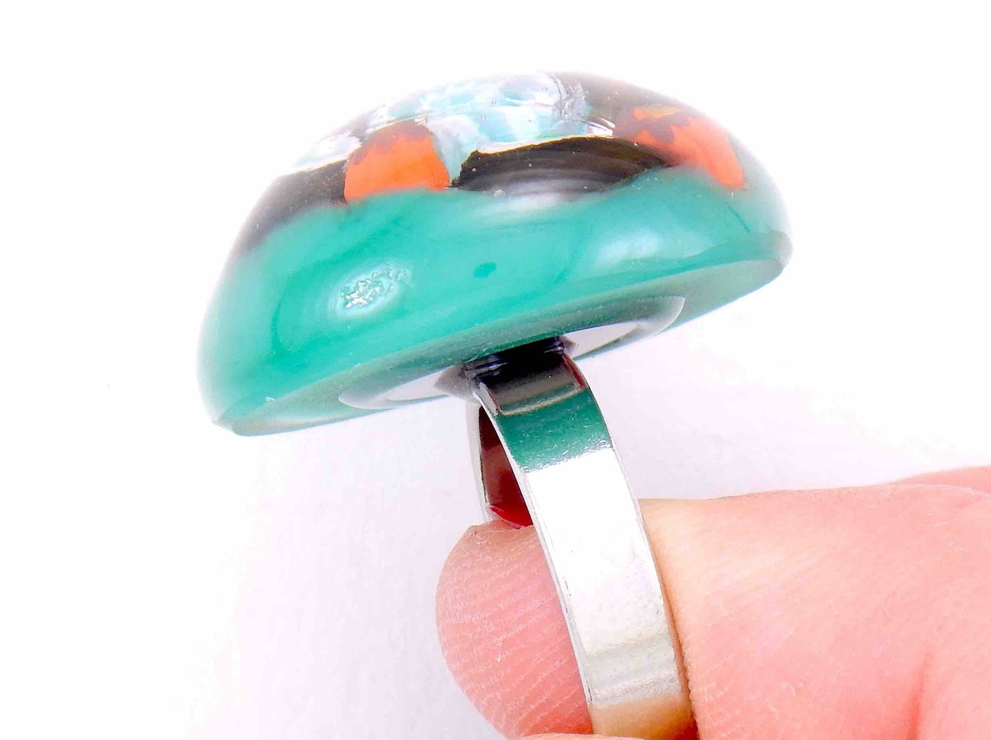Finger ring with large round emerald green cabochon (Murano style glass handmade in Montreal), orange-white-black flowers, stainless steel adjustable base (US 7-8)