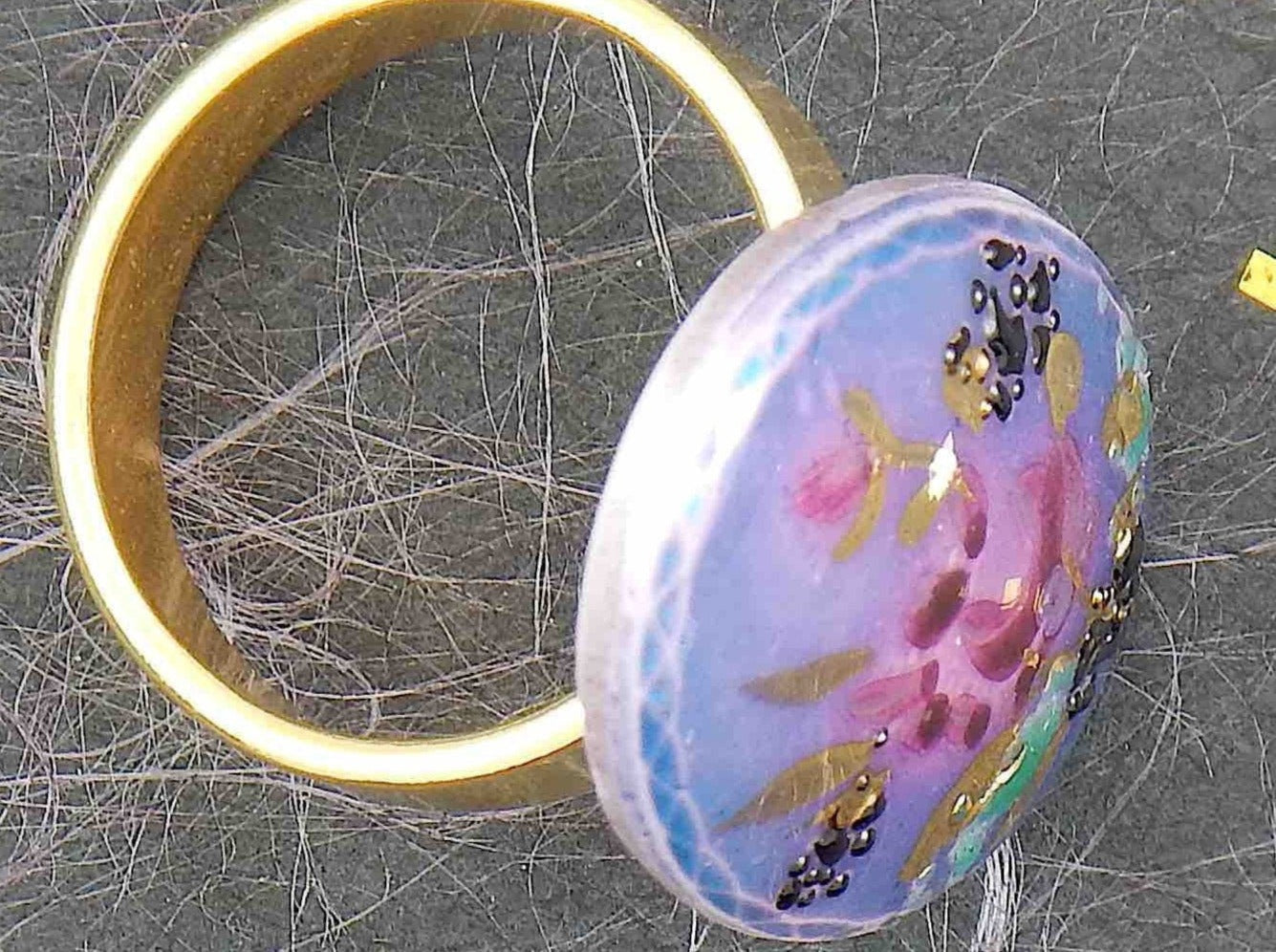 Finger ring with hand-painted blue-pink-gold-black oval vintage glass cabochon, abstract flower pattern, gold-toned stainless steel adjustable base