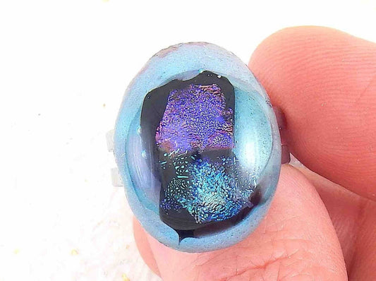 Finger ring with large oval turquoise cabochon (Murano style glass handmade in Montreal), blue-pink dichroic glass, stainless steel adjustable base (US 8-9)