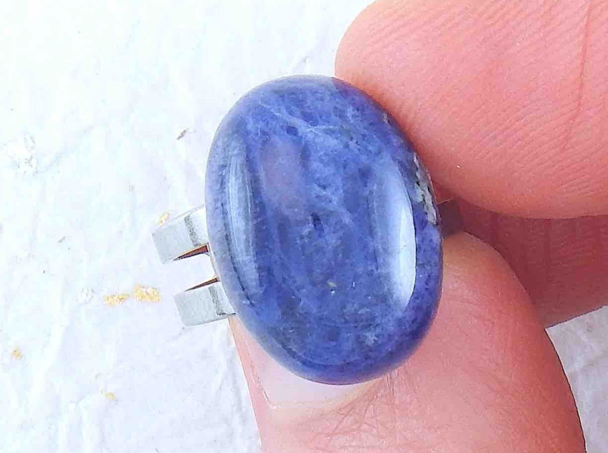 Finger ring with oval natural sodalite cabochon, 2 tones of blue, stainless steel adjustable base (US 5-6)
