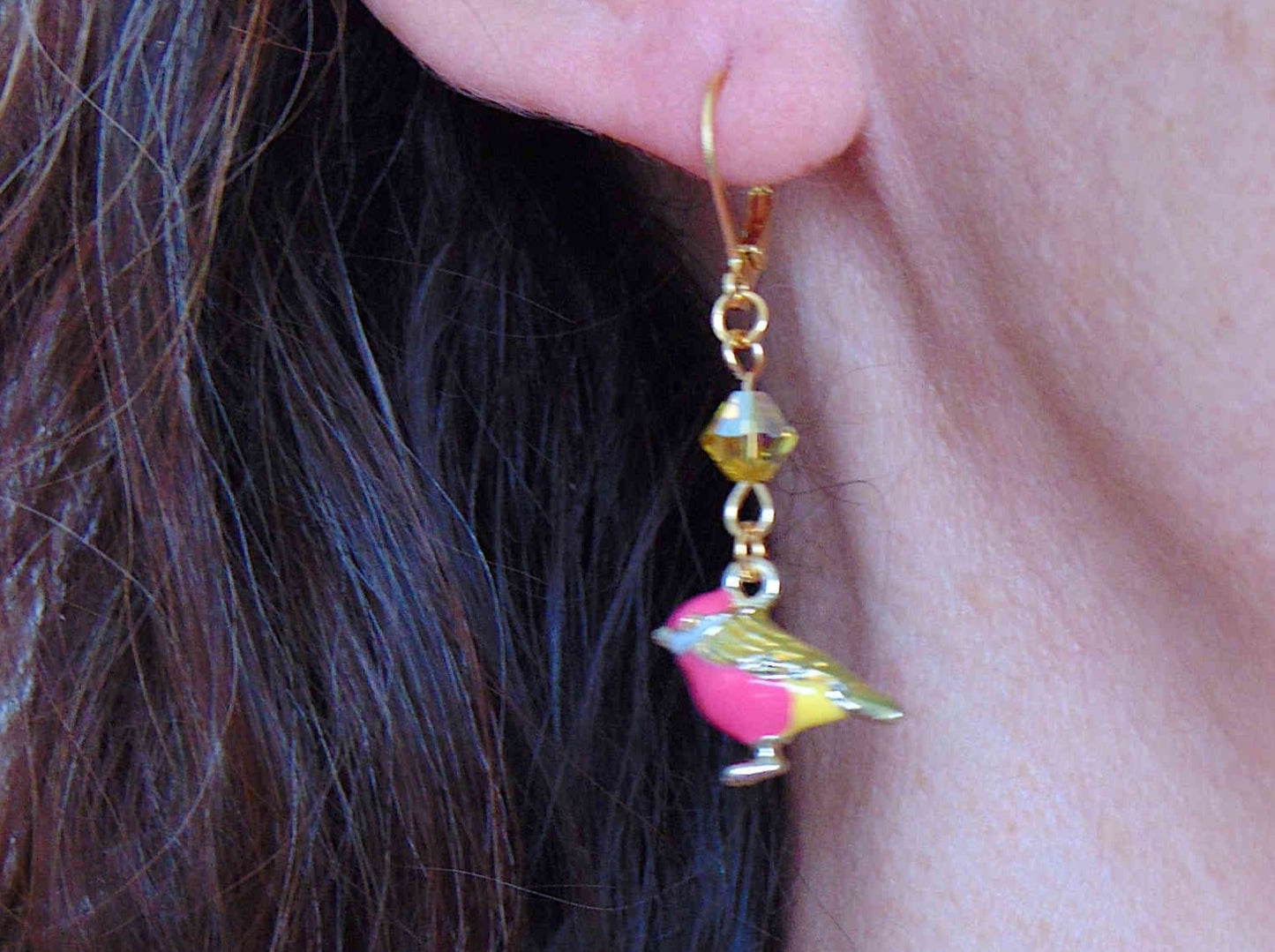 Short earrings with small plump enamelled birds in 2 colours, Swarovski crystals, gold-toned stainless steel lever back hooks