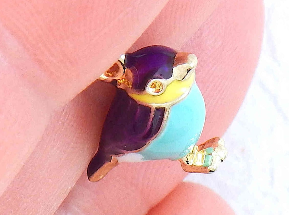 Short earrings with small plump enamelled birds in 2 colours, Swarovski crystals, gold-toned stainless steel lever back hooks
