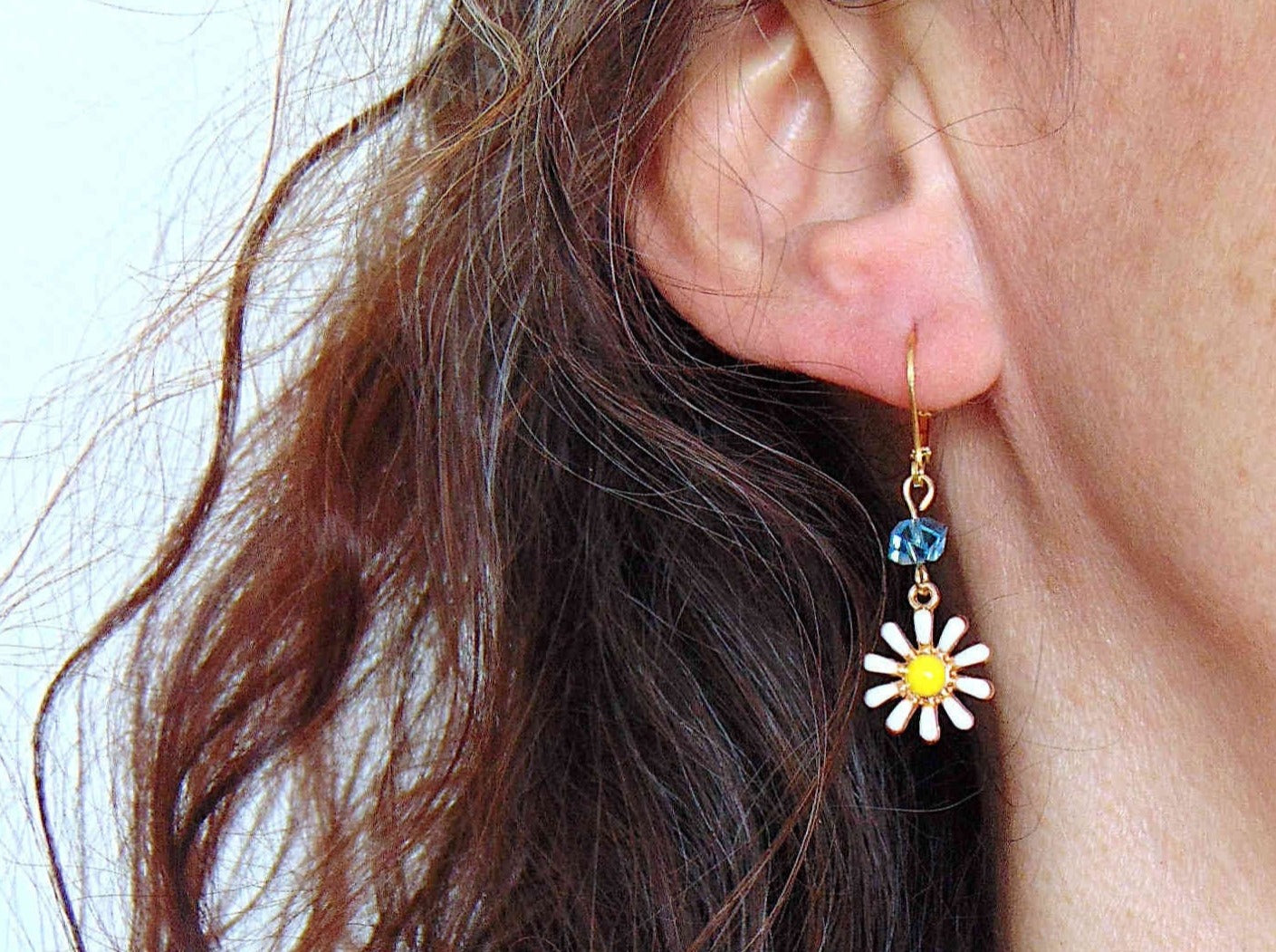 Short earrings with tiny white and yellow enamelled daisies, choice of green-red-blue Swarovski crystals, gold-toned stainless steel lever back hooks
