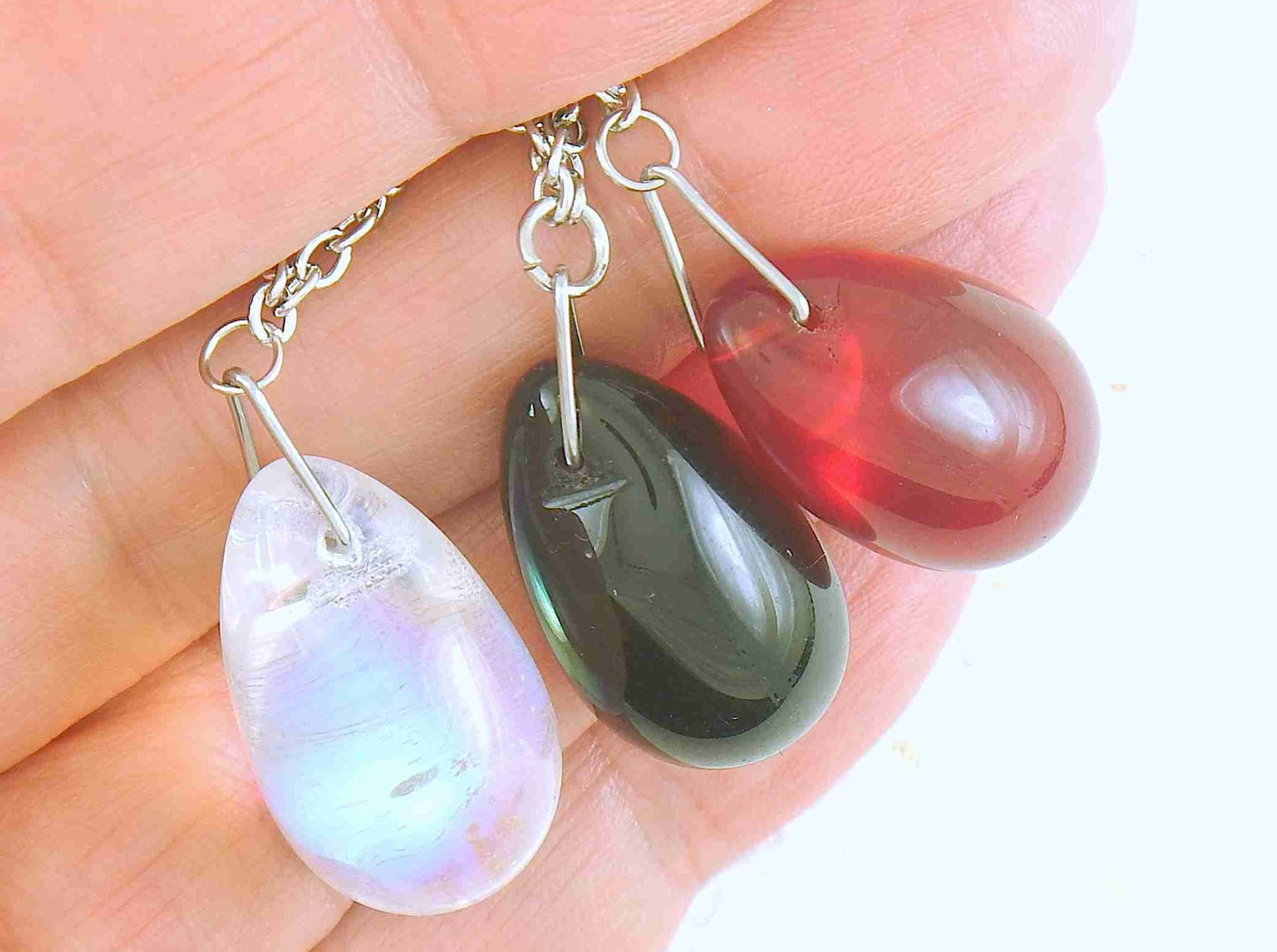 Collier 28 po avec montage asymétrique de 3 gouttes de verre (rouge translucide, noir opaque, clair irisé), chaîne acier inoxydable