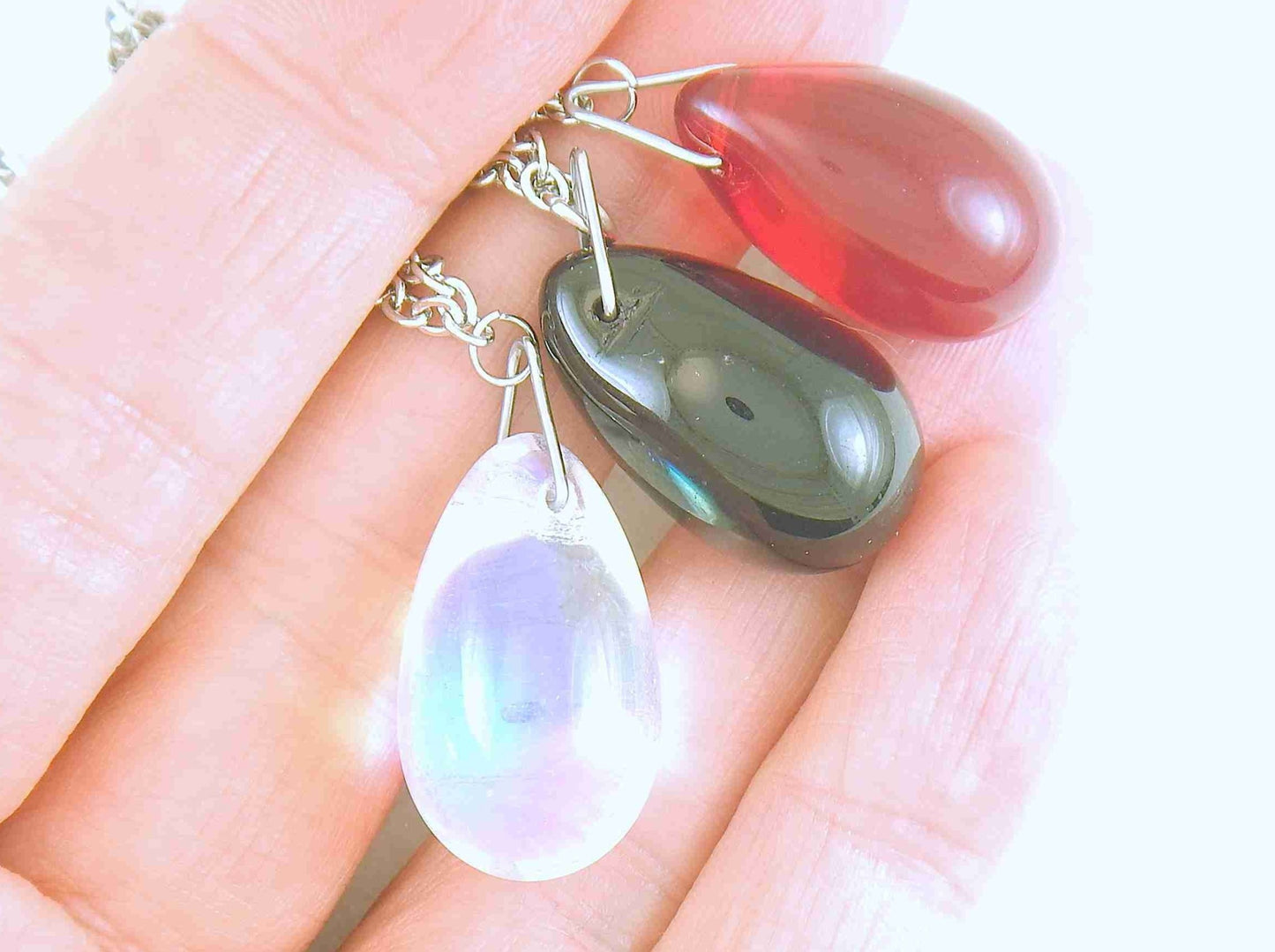 Collier 28 po avec montage asymétrique de 3 gouttes de verre (rouge translucide, noir opaque, clair irisé), chaîne acier inoxydable