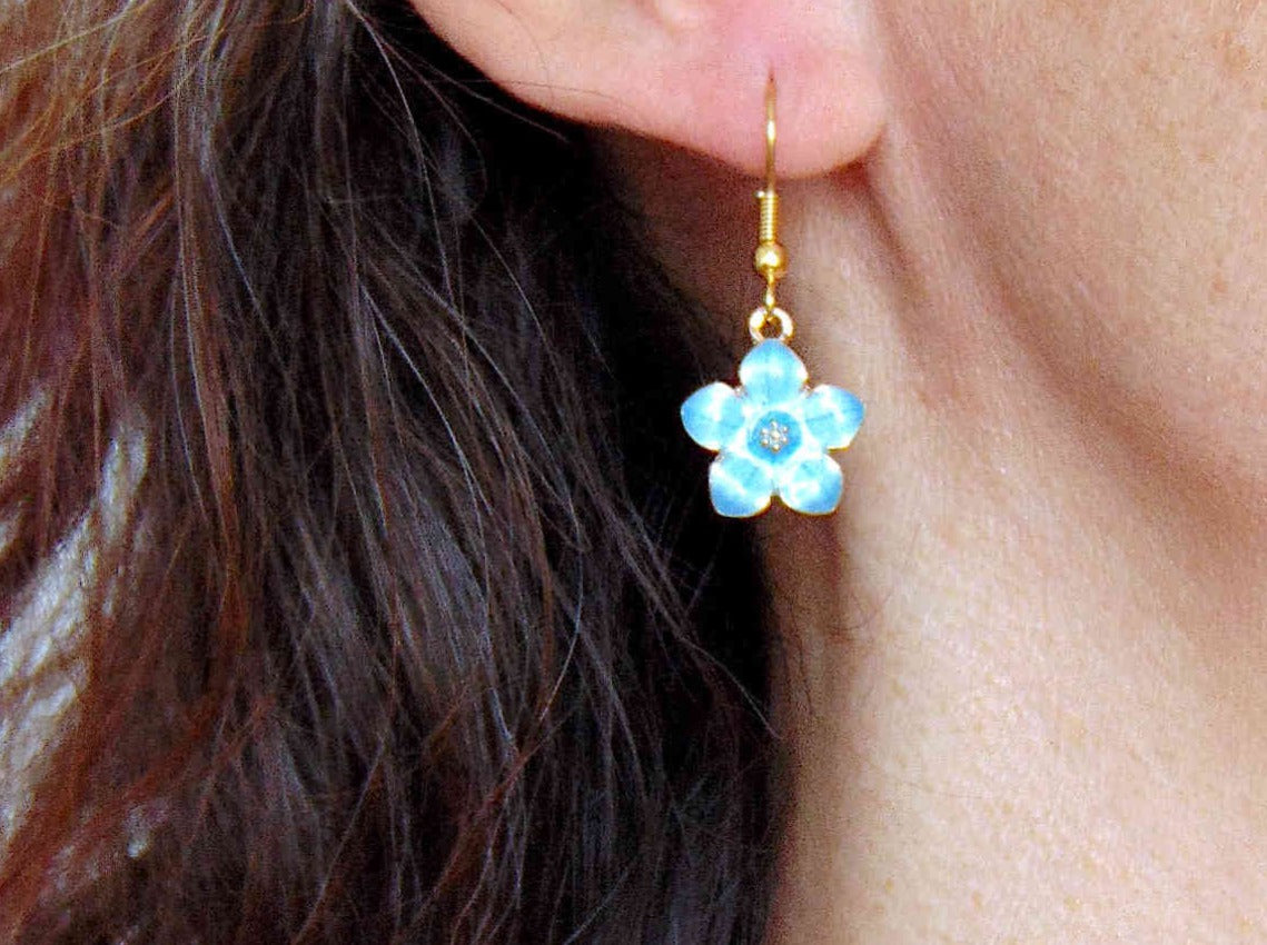 Short earrings with enamelled cherry blossoms (sakura) in 4 pastel colours (white, lilac, pink, blue), gold-toned stainless steel hooks