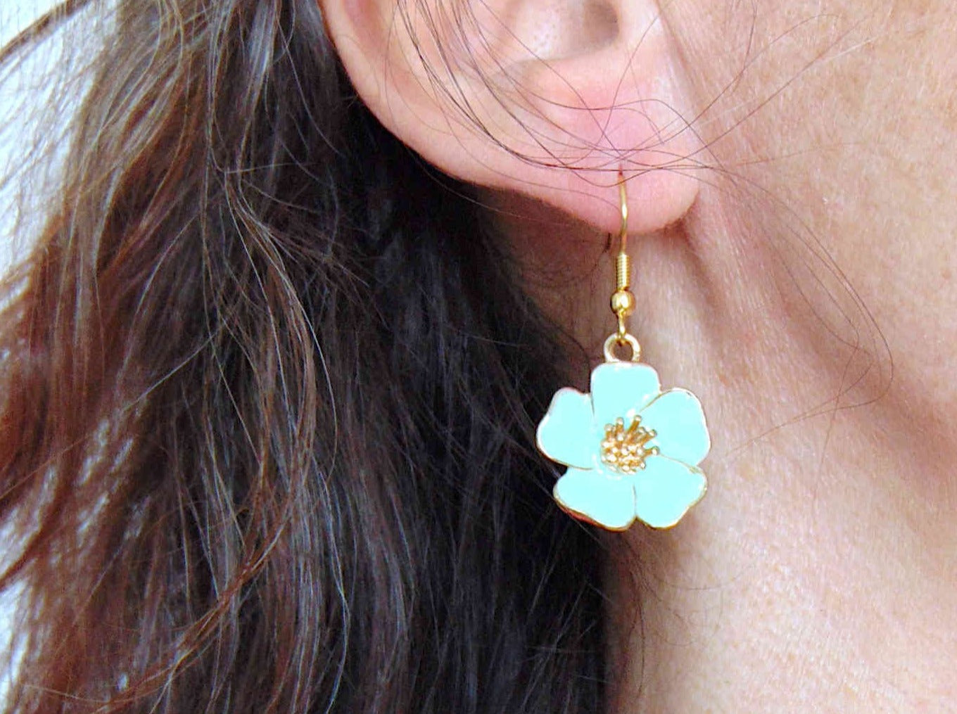 Short earrings with large enamelled hibiscus flowers in 5 colours (white, blue, lilac, pink, black), gold-toned stainless steel hooks