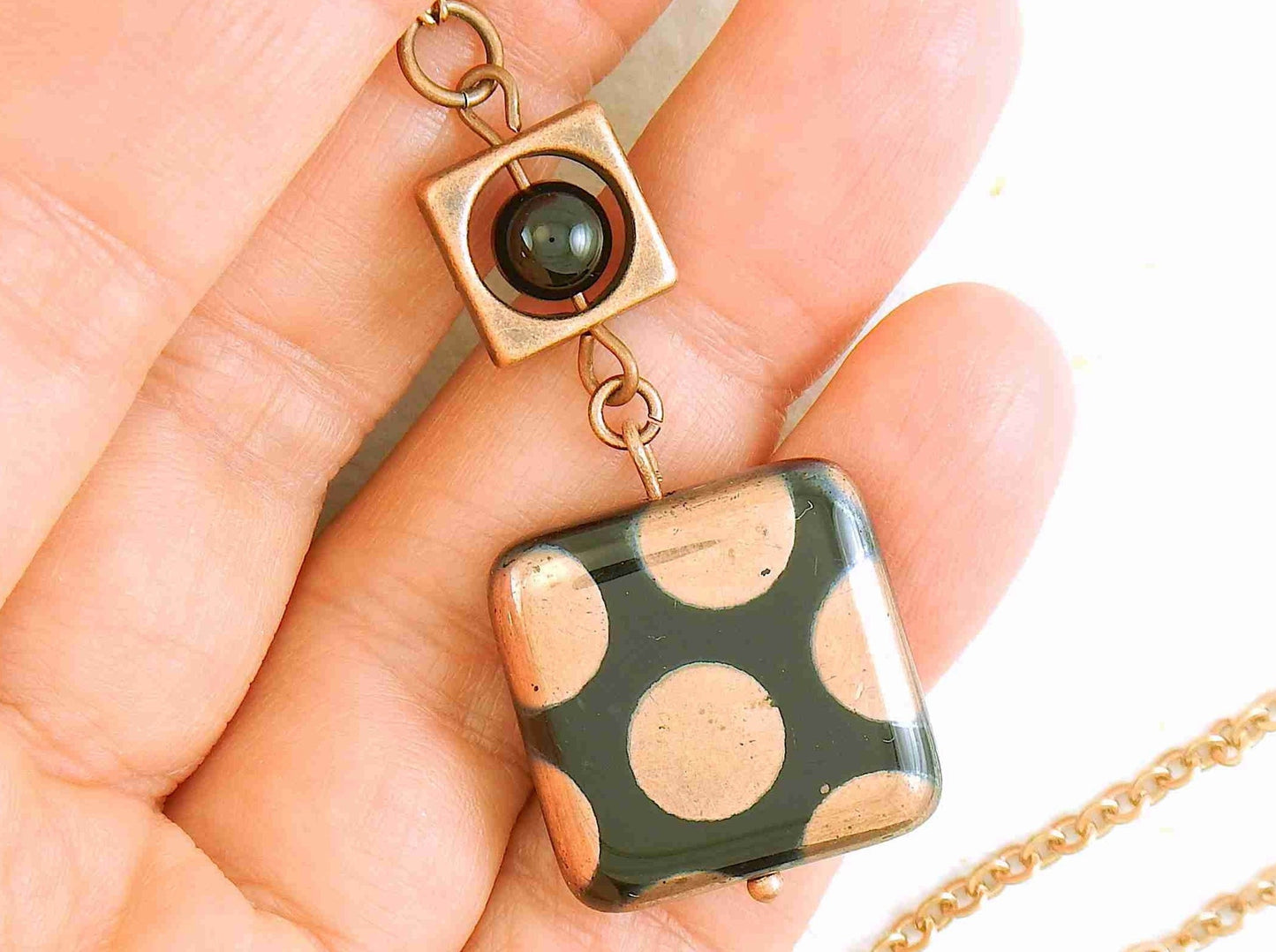 Collier 25 po avec bille carrée de verre tchèque noir à pois argentés ou cuivrés, chaîne acier inoxydable assortie