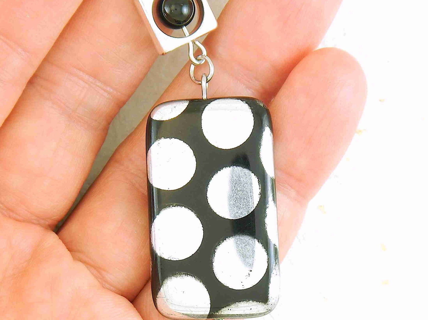 Collier 25 po avec bille rectangulaire de verre tchèque noir à pois argentés ou cuivrés, chaîne acier inoxydable assortie