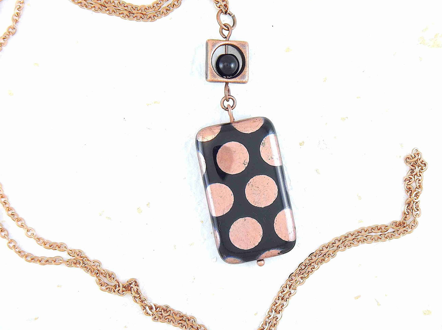 Collier 25 po avec bille rectangulaire de verre tchèque noir à pois argentés ou cuivrés, chaîne acier inoxydable assortie