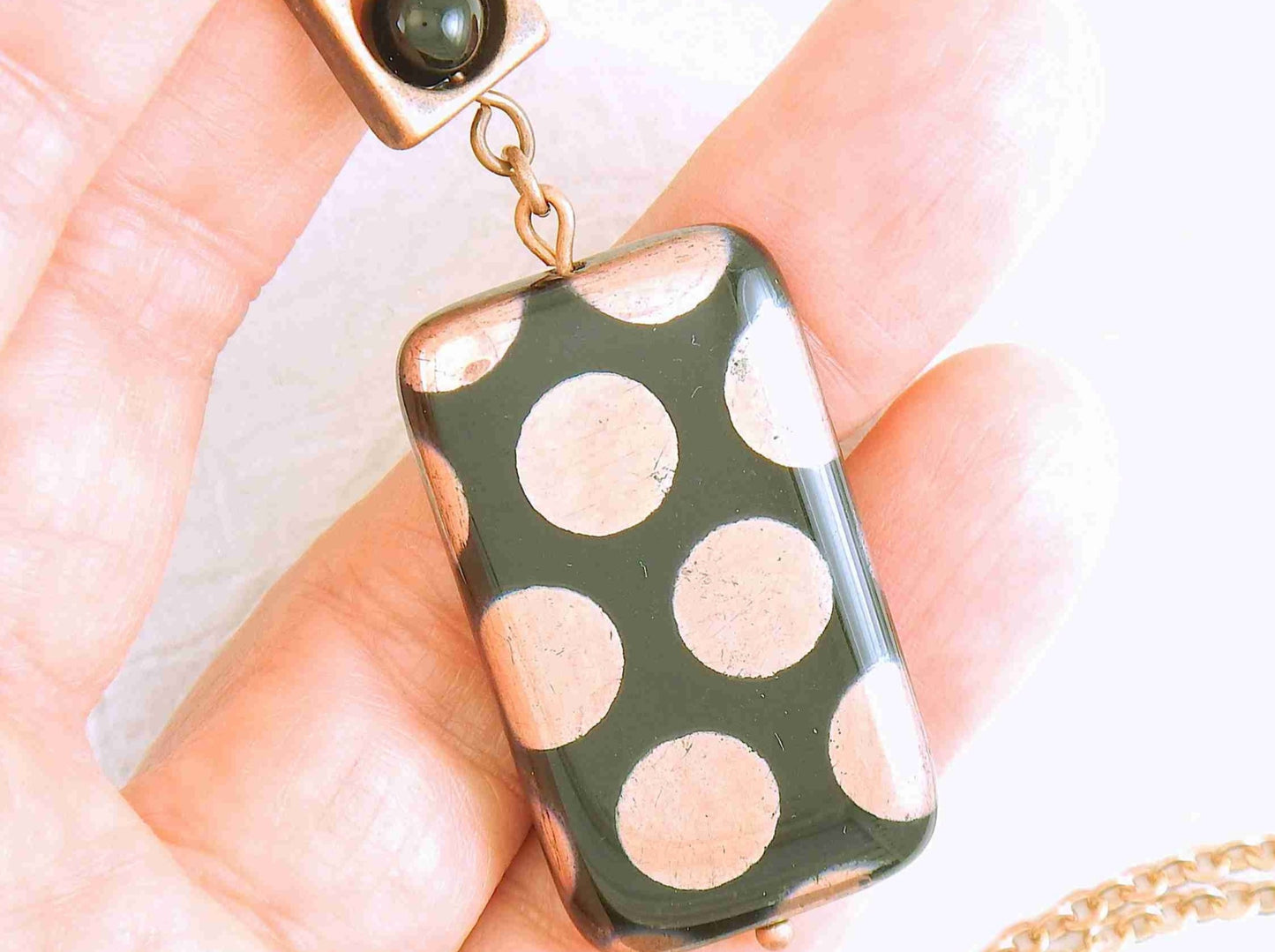 Collier 25 po avec bille rectangulaire de verre tchèque noir à pois argentés ou cuivrés, chaîne acier inoxydable assortie