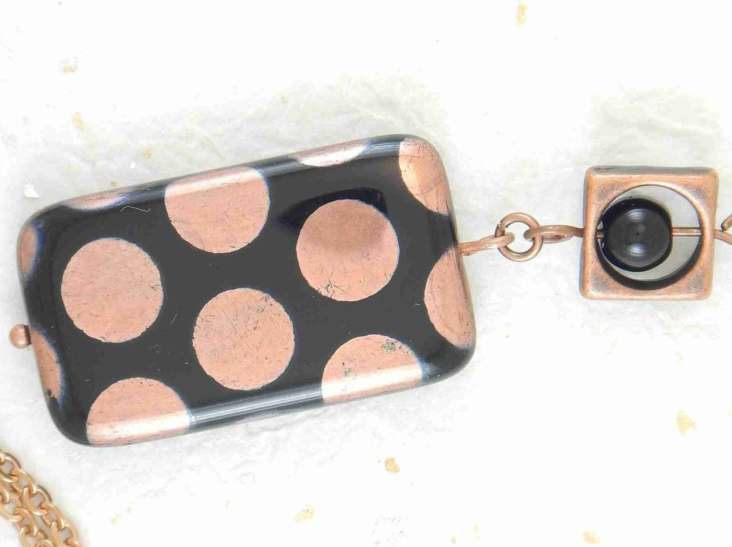 Collier 25 po avec bille rectangulaire de verre tchèque noir à pois argentés ou cuivrés, chaîne acier inoxydable assortie