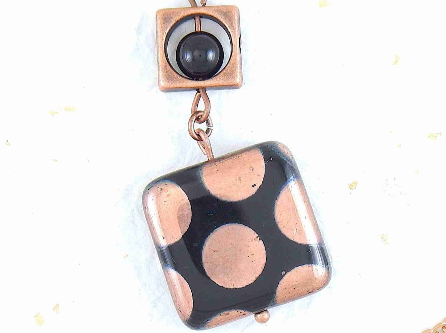 Collier 25 po avec bille carrée de verre tchèque noir à pois argentés ou cuivrés, chaîne acier inoxydable assortie