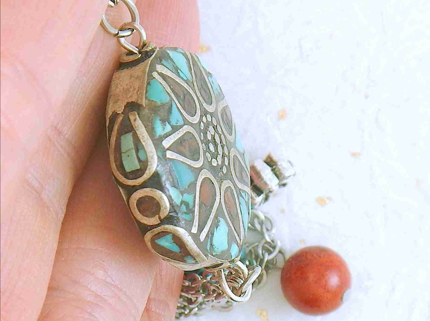 Collier 26 po avec pendentif disque tibétain à motif de fleur en mosaïque de corail et turquoise, pendants assortis, chaîne acier inoxydable