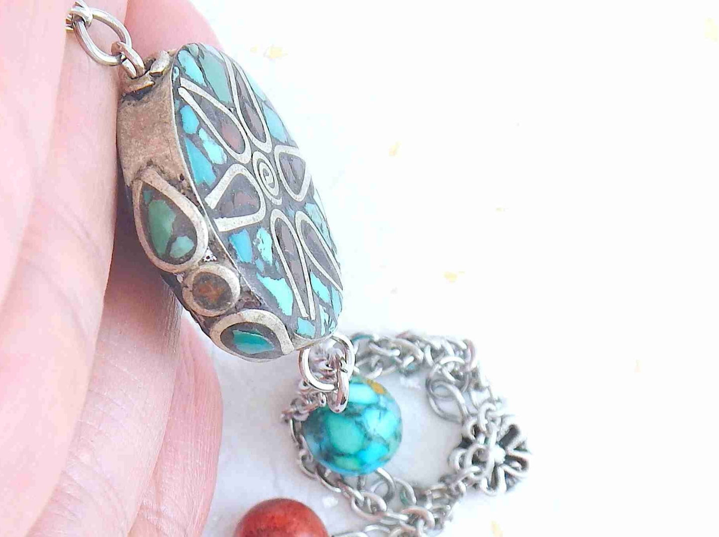 Collier 26 po avec pendentif disque tibétain à motif de fleur en mosaïque de corail et turquoise, pendants assortis, chaîne acier inoxydable