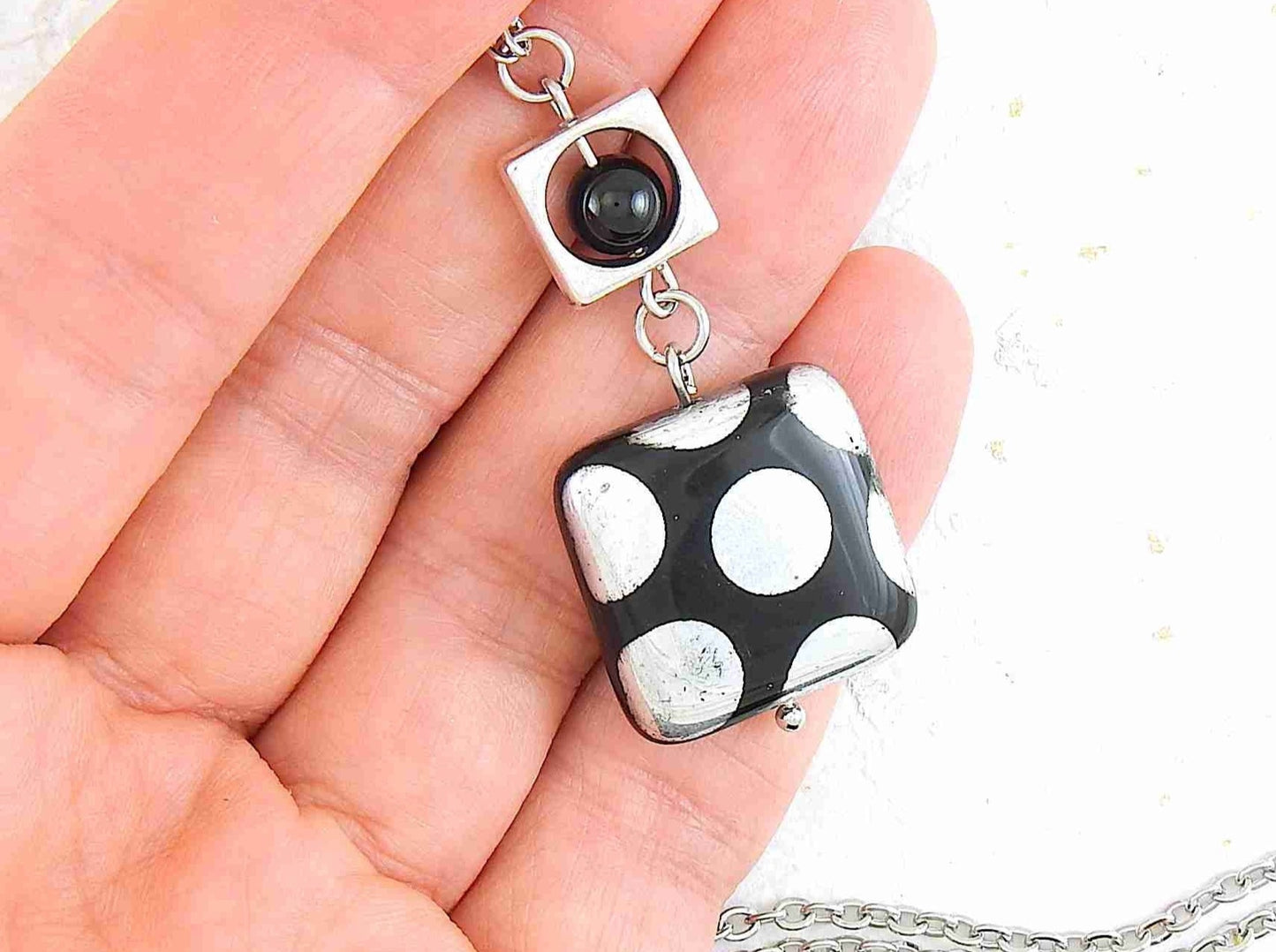 Collier 25 po avec bille carrée de verre tchèque noir à pois argentés ou cuivrés, chaîne acier inoxydable assortie