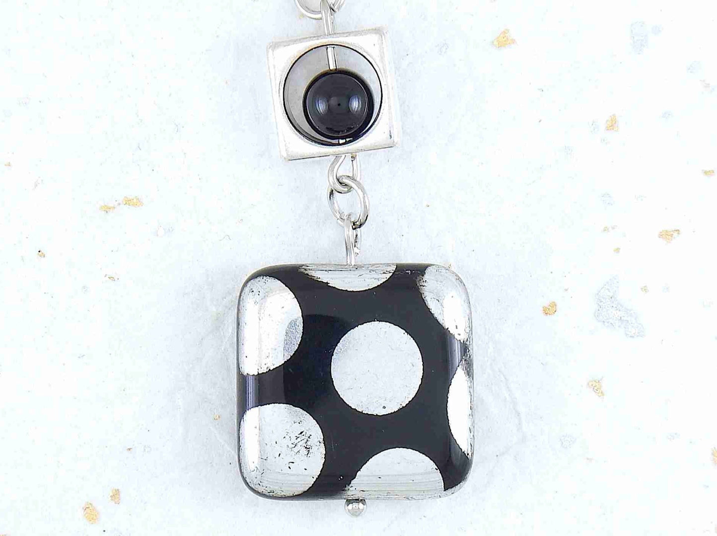 Collier 25 po avec bille carrée de verre tchèque noir à pois argentés ou cuivrés, chaîne acier inoxydable assortie