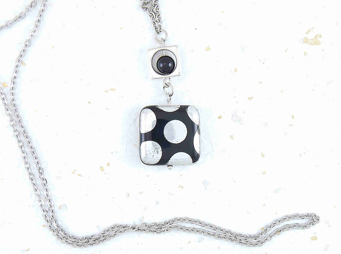 Collier 25 po avec bille carrée de verre tchèque noir à pois argentés ou cuivrés, chaîne acier inoxydable assortie
