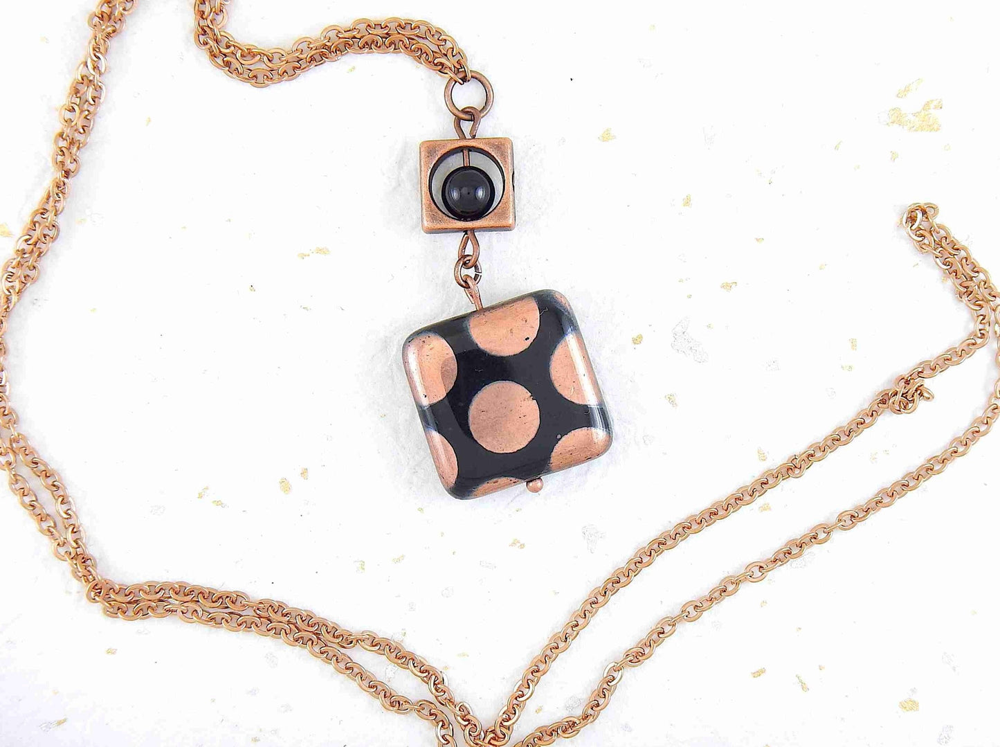 Collier 25 po avec bille carrée de verre tchèque noir à pois argentés ou cuivrés, chaîne acier inoxydable assortie