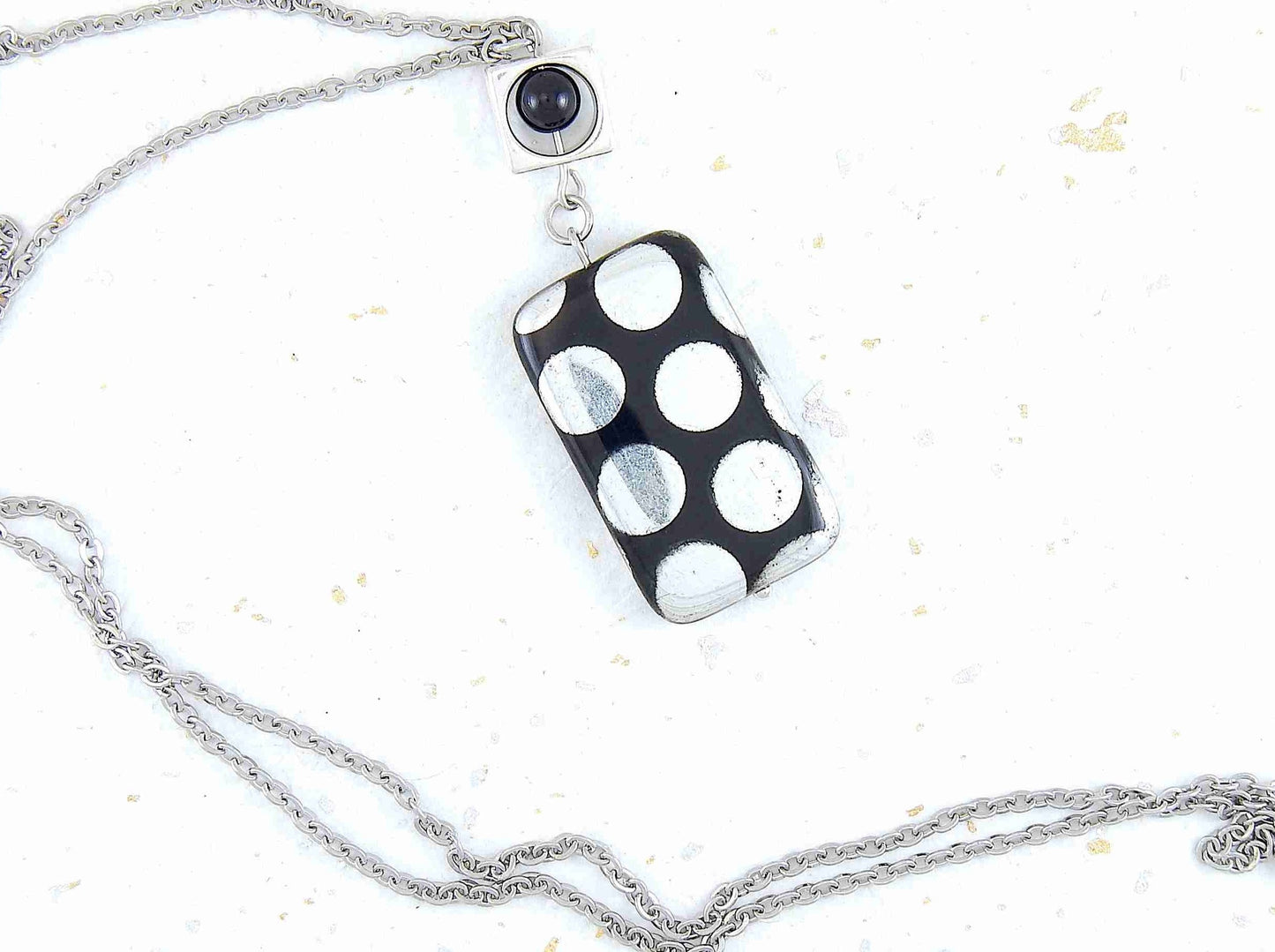 Collier 25 po avec bille rectangulaire de verre tchèque noir à pois argentés ou cuivrés, chaîne acier inoxydable assortie