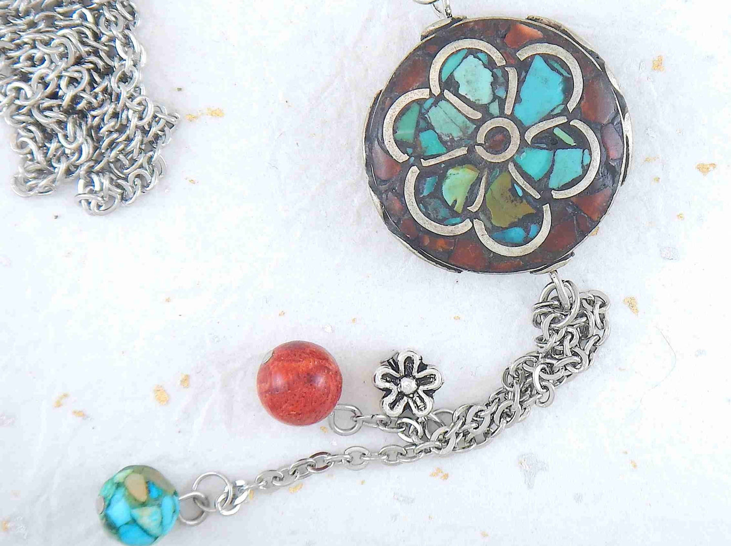 Collier 26 po avec pendentif disque tibétain à motif de fleur en mosaïque de corail et turquoise, pendants assortis, chaîne acier inoxydable