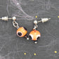 Boucles d'oreilles courtes boules de verre orange vif à pois noir & blanc (verre de style Murano fait main à Montréal), tiges acier inoxydable