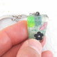 Porte-clés avec pyramide de résine fait main, inclusions vert-noir-rose, chaîne acier inoxydable