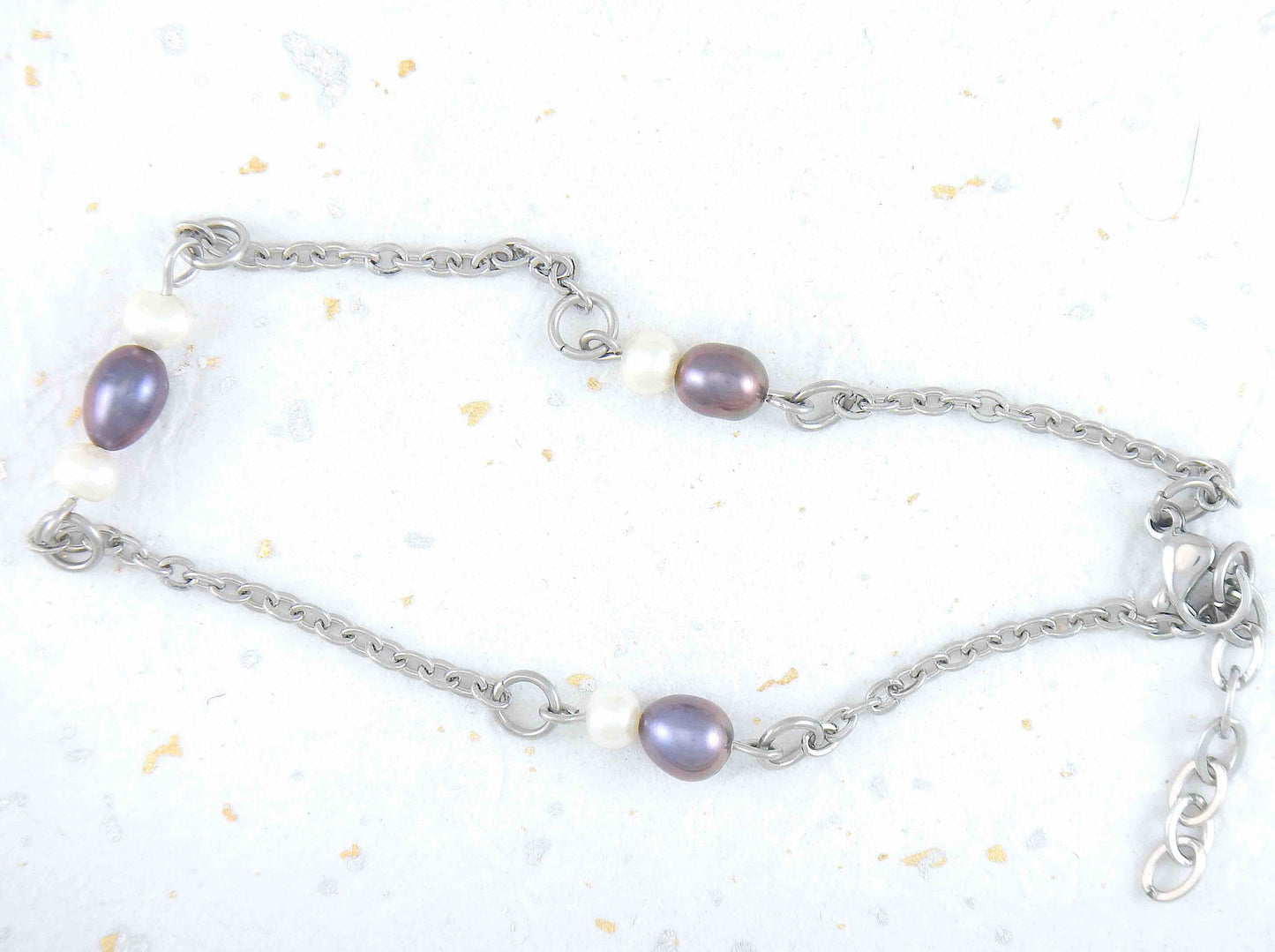 Chaîne de cheville perles d'eau douce naturelles blanc et mauve irisé, chaîne acier inoxydable