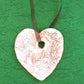 Ornement avec gros coeur rose clair de céramique fait main à Montréal, motif de dentelle bourgogne, ruban d'organza brun chocolat