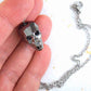 Collier 16 po à pendentif tête de mort (crâne) de cristal Swarovski 20mm rare facetté en 3 couleurs (bleu foncé, argent foncé, or rose), chaîne acier inoxydable assortie