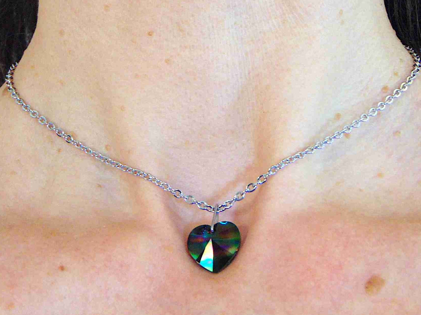 Collier 14/16 po à pendentif coeur de cristal Swarovski 14mm Dark Rainbow, chaîne acier inoxydable